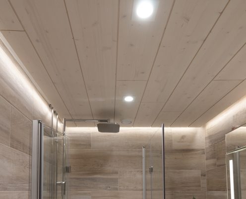 La iluminación del cuarto de baño en el contexto de una renovación de fontanería añadió ambiente