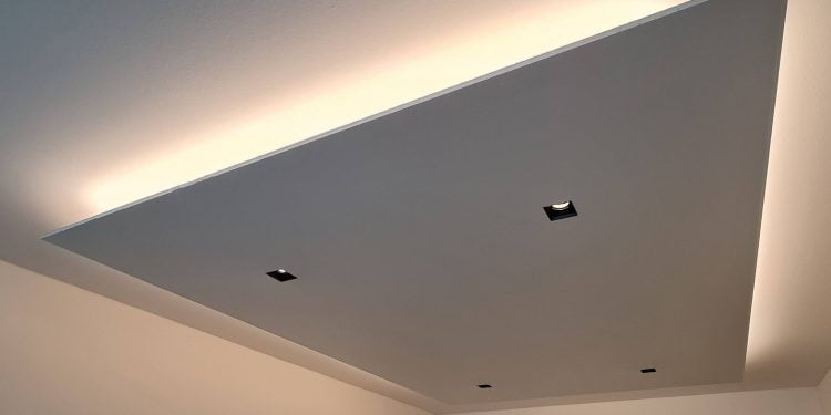 Renovación con éxito de la iluminación de un techo de escayola rebajado Renovación con éxito de la iluminación de un techo de escayola rebajado