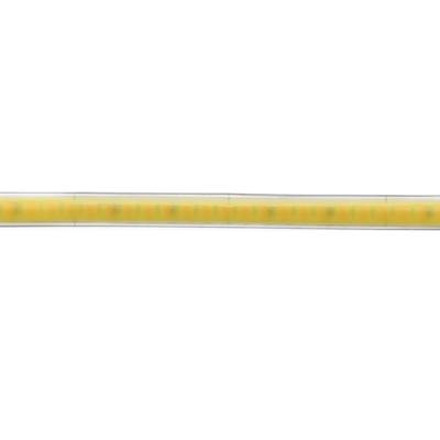 Primer plano de una tira de luces LED amarillas con pequeñas luces LED en fila, que muestran una iluminación energéticamente eficiente para un interior moderno y vibrante.