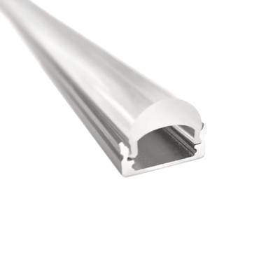 Primer plano de un perfil LED de aluminio con difusor redondeado sobre fondo blanco, diseño elegante y solución de iluminación moderna.