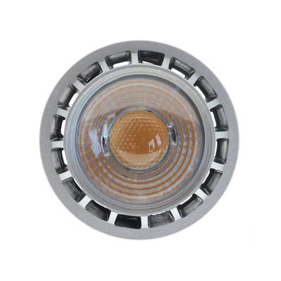 Foco LED con carcasa ventilada blanca y contactos metálicos sobre una base blanca, ideal para soluciones de iluminación energéticamente eficientes.