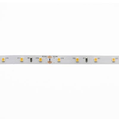 Primer plano de una tira de LED con diodos amarillos y resistencias sobre fondo blanco; una solución de iluminación energéticamente eficiente.