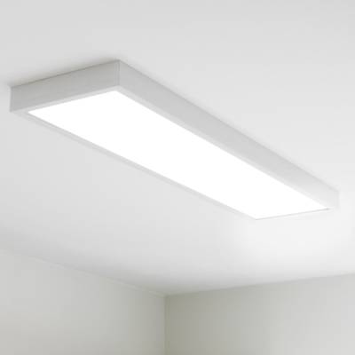 Moderna lámpara de techo LED blanca rectangular que ilumina una habitación minimalista con una luz brillante y de bajo consumo. Perfecta para la decoración del hogar.