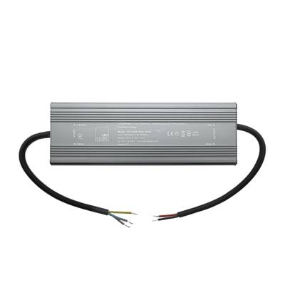Controlador LED rectangular con dos cables negros a cada lado, cables de diferentes colores para conexiones de iluminación versátiles.