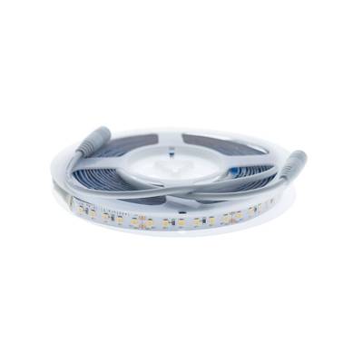Tira LED trenzada con diodos visibles en blanco, ideal para iluminación de acento, solución energéticamente eficiente.