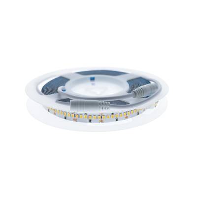 Tira de luz LED con bobina blanca con conectores, aislada sobre una base blanca - una solución de iluminación energéticamente eficiente para una amplia gama de aplicaciones.