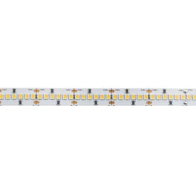 Primer plano de una tira de LED con diodos blancos y amarillos con pequeñas resistencias en una placa de circuito impreso flexible para iluminación de bajo consumo.
