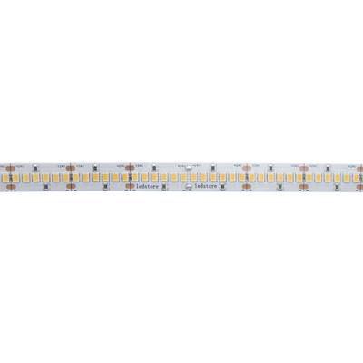 Primer plano de una tira de luz LED blanca con varios diodos amarillos en fila sobre una placa de circuito impreso para iluminación de bajo consumo.