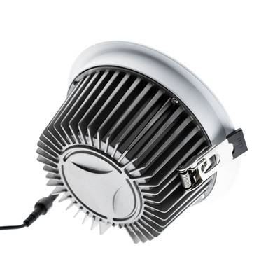 Downlight LED negro y plateado con disipador de calor cepillado, cable de alimentación y clip de montaje. Vista angular con diseño elegante para una iluminación eficiente.