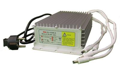 Fuente de alimentación "KV-12200-A" impermeable de color plateado con cables y enchufe UE, ideal para sistemas de iluminación LED en entornos húmedos.