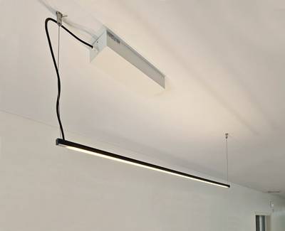 Una moderna lámpara de techo lineal suspendida con un elegante marco negro y fuente de alimentación blanca, perfecta para soluciones de iluminación contemporáneas.