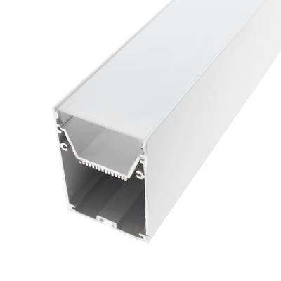 Primer plano de una extrusión LED de aluminio blanco: cavidad interior rectangular y bordes para una instalación de luz sin juntas.