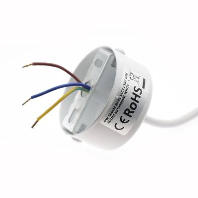 Componente eléctrico blanco para iluminación LED con cuatro hilos de colores visibles y certificación CE RoHS de seguridad y conformidad.