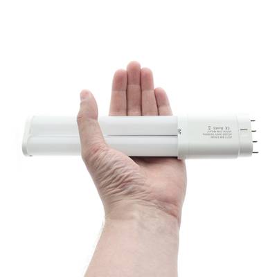 Una persona sostiene una elegante lámpara LED con un pincho metálico y presenta soluciones de iluminación modernas y energéticamente eficientes.
