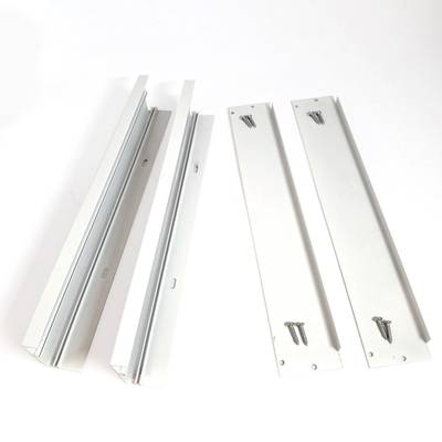 Cuatro soportes de pared metálicos con tornillos sobre fondo blanco, ideales para el montaje de luminarias LED.