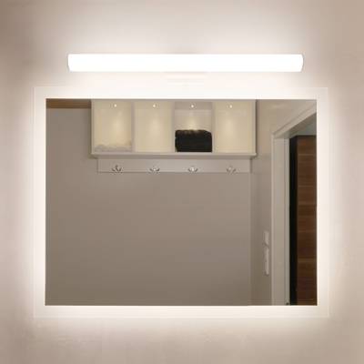 Espejo de pared con iluminación LED en los bordes para reflejar la puerta, estantes con ganchos y ropa doblada ordenada y perchas.