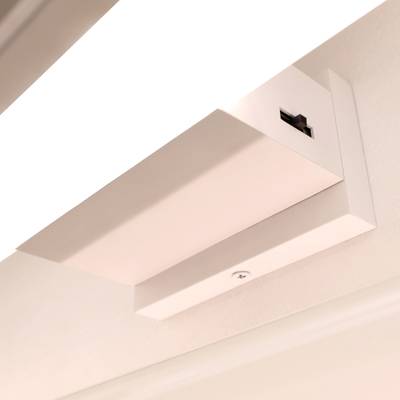 Primer plano de una lámpara led de pared para juegos. Se puede ver un interruptor en la tapa de la lámpara.