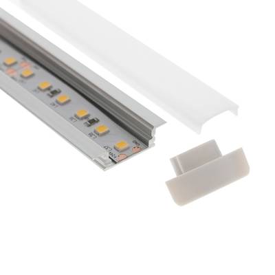 Luminaria de tira de LED parcialmente ensamblada en canal de aluminio con cubierta esmerilada, tapa final retirada, ideal para soluciones de iluminación modernas y versátiles.