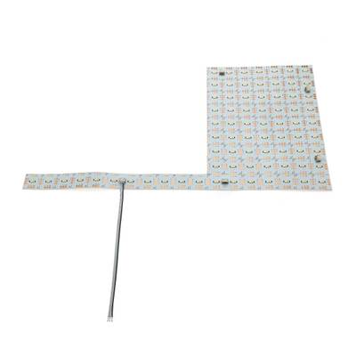 Tira de luz LED flexible en forma de L con módulos LED pequeños, conector y cables de extensión; ideal para soluciones de iluminación versátiles.