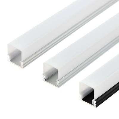 Primer plano de tres extrusiones rectangulares blancas de aluminio con canales abiertos, alineadas en paralelo sobre un fondo blanco. Ideal para soluciones de iluminación LED.