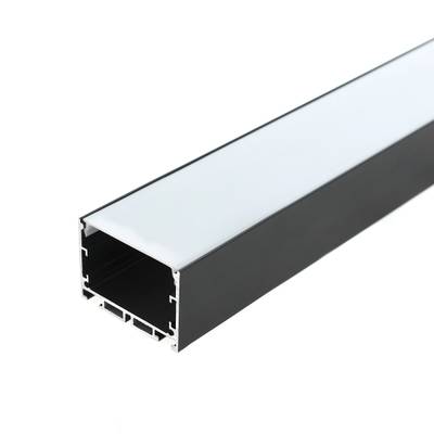 Luminaria LED rectangular negra con resplandor blanco, vista oblicua sobre fondo blanco liso, solución de iluminación moderna ideal.