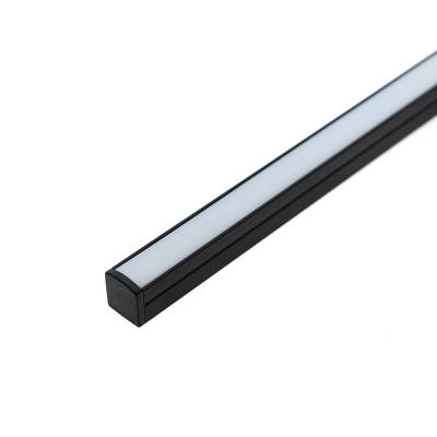 Primer plano de una elegante barra de luz LED rectangular, marco negro, superficie iluminada en blanco: perfecta para soluciones de iluminación energéticamente eficientes.
