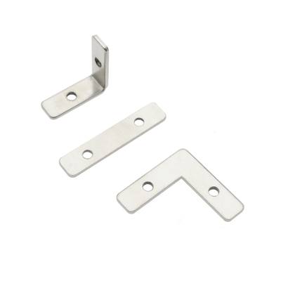 Escuadras metálicas para luminarias LED, con una escuadra y dos escuadras rectas con orificios para tornillos visibles sobre fondo blanco.
