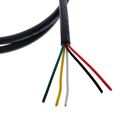 Primer plano de una bobina de cables de colores: azul, blanco, rojo, verde y negro sobre fondo blanco. Ideal para soluciones e instalaciones de iluminación LED.