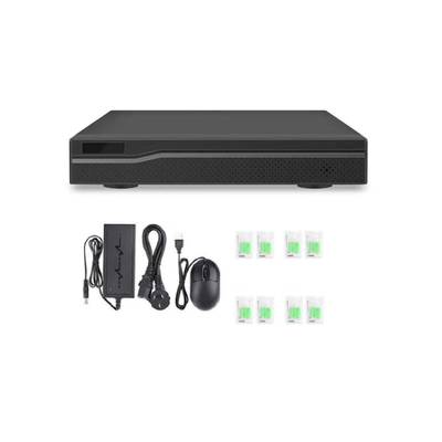 Dispositivo electrónico negro con accesorios: fuente de alimentación, ratón, seis conectores Ethernet. Se muestra sobre un fondo blanco con iluminación LED para SEO.