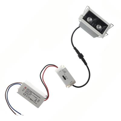 Luminaria LED rectangular con controlador, cableado en negro, rojo y azul para sistemas de iluminación.