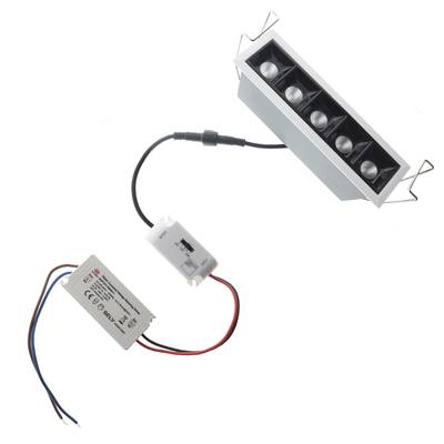 Downlight LED con 5 bombillas, rectangular, conectado a una fuente de alimentación electrónica mediante cables y conectores para una iluminación más eficiente.