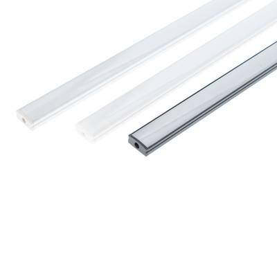 Primer plano de una tira de luz LED rectangular blanca con orificio de montaje, ideal para soluciones de iluminación doméstica energéticamente eficientes.