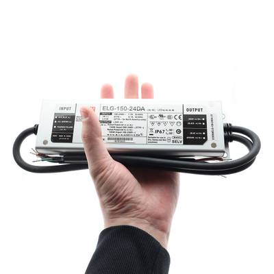 Controlador manual de iluminación LED con etiquetas de entrada y salida, con cables negros que salen de ambos extremos para la conexión de alimentación.