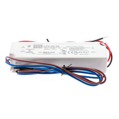 Fuente de alimentación LED rectangular con cables conectados y una etiqueta con información técnica y símbolos de certificación para soluciones de iluminación eficientes.