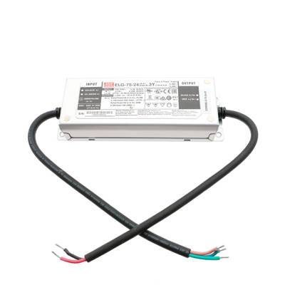 Primer plano de un controlador LED rectangular con entradas y salidas marcadas. Incluye cables negros que terminan en hilos desnudos para facilitar la conexión.