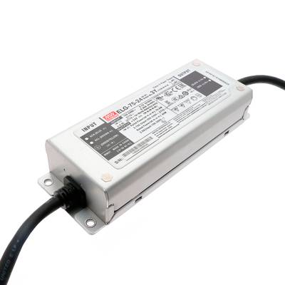 Módulo de alimentación LED metálico rectangular con cables negros, etiquetas, especificaciones y soportes laterales para una instalación de iluminación eficiente.