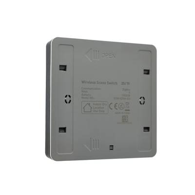 Luminaria LED cuadrada con dos difusores laterales verticales grises sobre fondo blanco para una iluminación óptima.