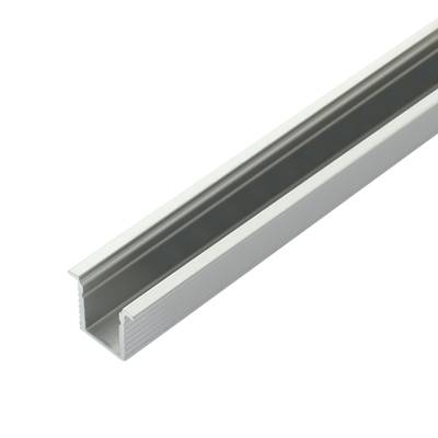 Primer plano de una tira difusora para luz LED, acrílico transparente con un extremo esmerilado inclinado para una iluminación uniforme.