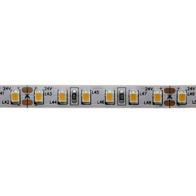 Primer plano de tira de LED con LED amarillos y blancos, contactos de cobre y marcas transversales para aplicaciones de iluminación.