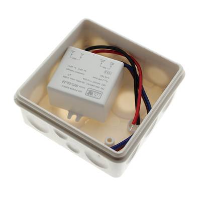 Controlador LED para iluminación, cable rojo, negro y azul conectado, especificaciones marcadas, fuente de alimentación para luminaria.