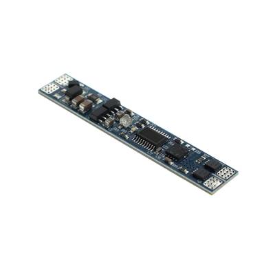 Placa de circuito del controlador LED en primer plano con chips y componentes, parte de la tecnología de iluminación moderna.