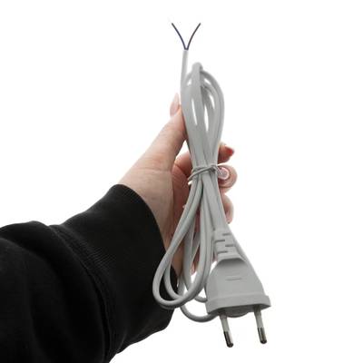 Cable de alimentación de lámpara LED de mano, cables destacados, fondo blanco, accesorio eléctrico.