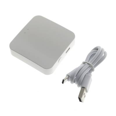 Controlador LED compacto con carcasa blanca, incluye cable de carga USB; compatible con conexiones micro-USB y USB-A