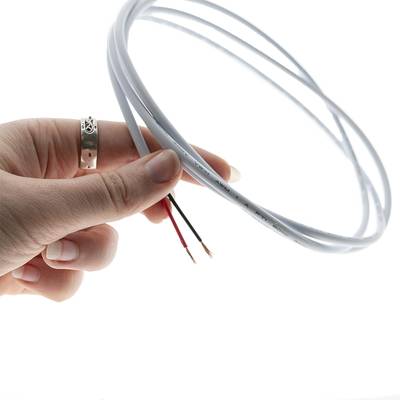 Primer plano de una mano sujetando un cable LED blanco con el extremo pelado, perfecto para instalaciones de iluminación personalizadas y soluciones de eficiencia energética.
