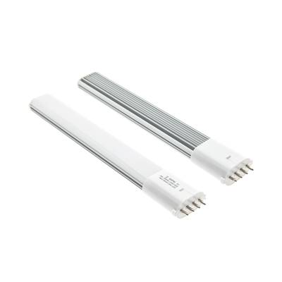 Dos tubos LED blancos y plateados con conectores de cuatro polos, disposición paralela sobre fondo blanco - Iluminación de bajo consumo para el hogar y la empresa.