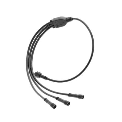 " Cable negro de distribución de tres vías con conector central y tres derivaciones, diseñado para iluminación LED, aislado con base blanca.