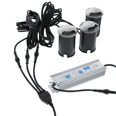 Texto alternativo: fuente de alimentación con cables, conectada a tres luces LED negras sobre fondo blanco, que mejoran las soluciones de iluminación energéticamente eficientes.