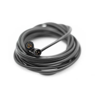 Cable negro trenzado con conectores de 3 clavijas en ambos extremos para iluminación LED, sobre fondo blanco. Perfecto para conexiones seguras.