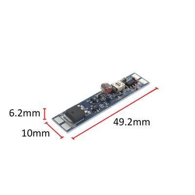 Placa de circuito LED estrecha (49x10mm) con información técnica de iluminación visible debajo.