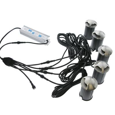 Cinco faros antiniebla LED cilíndricos con cables negros conectados a una fuente de alimentación, perfectos para realzar el ambiente con una iluminación colorida.